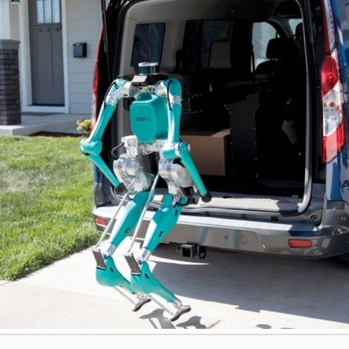 فورد وأجيليتي يقدمان لأول مرة فريقاً آلياً يضم شاحنة ذاتية القيادة و«روبوتين» لتوزيع البضائع
