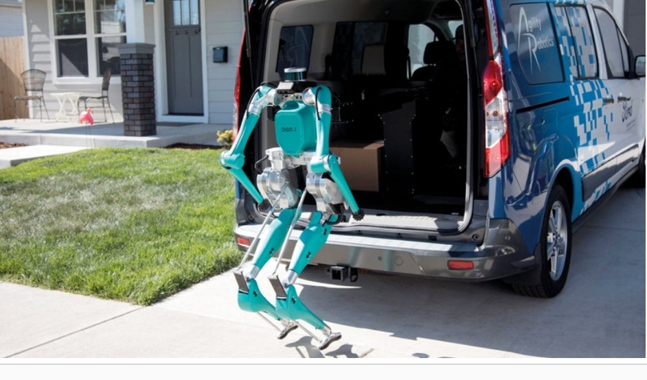 فورد وأجيليتي يقدمان لأول مرة فريقاً آلياً يضم شاحنة ذاتية القيادة و«روبوتين» لتوزيع البضائع