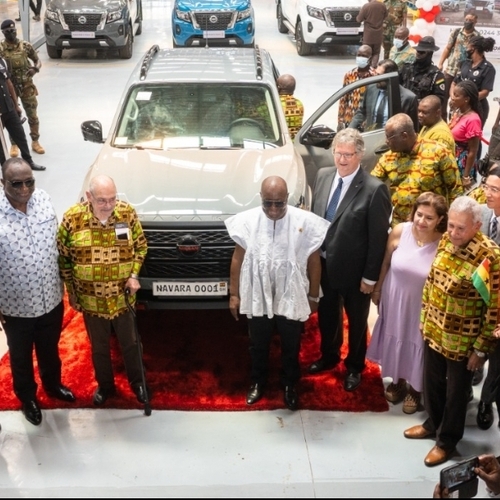 مايك ويتفيلد العضو المنتدب لنيسان أفريقيا والرئيس الغاني يفتتحان مصنع نيسان في غانا