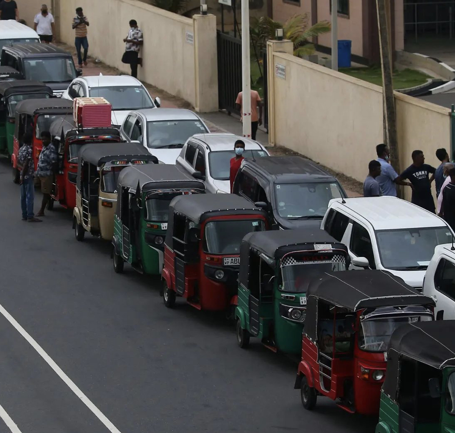 سريلانكا هي أول دولة تضطر لحظر مبيعات الوقود لنفاذ المخزون وارتفاع الأسعار العالمية
