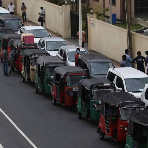 سريلانكا هي أول دولة تضطر لحظر مبيعات الوقود لنفاذ المخزون وارتفاع الأسعار العالمية