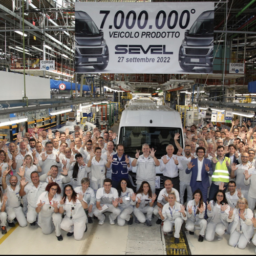 ستيلانتيس تحتفل بـ 7 ملايين مركبة تم تصنيعها في أكبر مصنع للمركبات التجارية الخفيفة في أوروبا