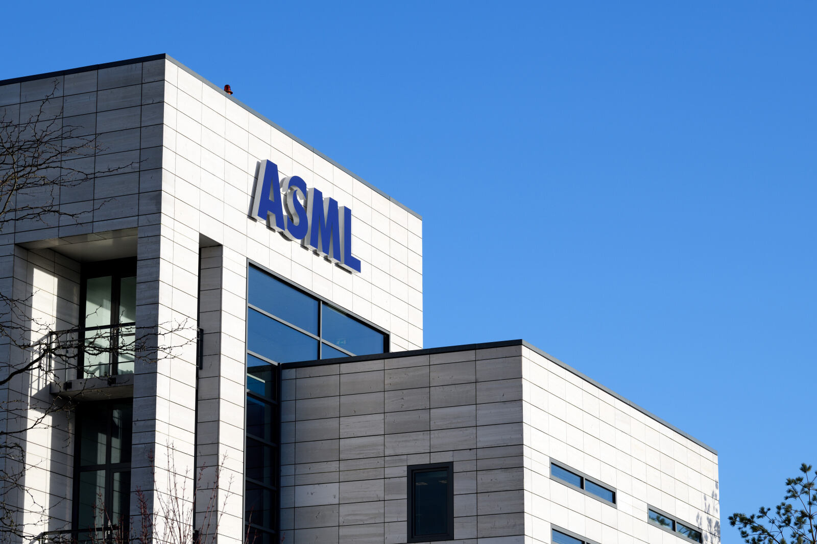 إيرادات شركة صناعة أشباه الموصلات الهولندية ASML ترتفع 10.25% خلال الربع الثالث