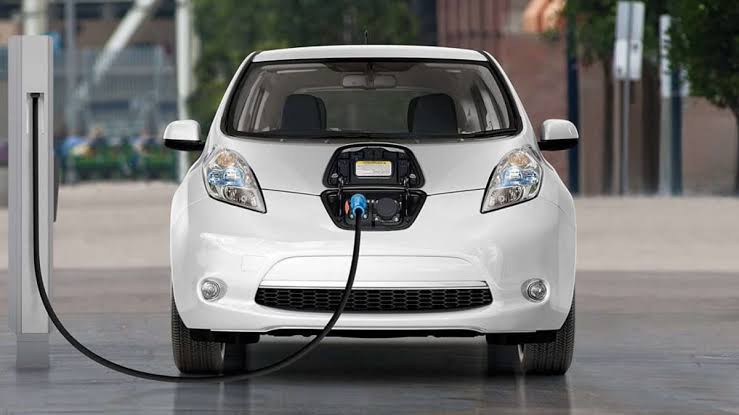 الحكومة الامريكية تقرض شراء السيارات الكهربائية علي شعبها