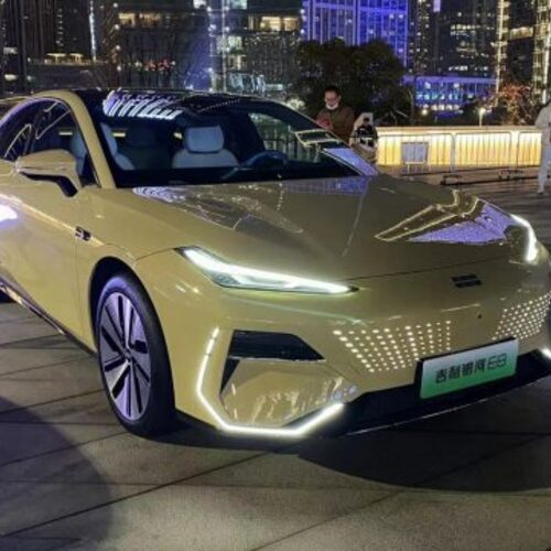 جيلي جالاكسي E8 تنطلق في الصين بسعر 24,760 دولار