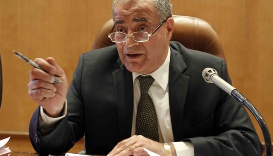 وزير التموين المصري يعلن قطع الدعم عن ملاك سيارات مرسيدس