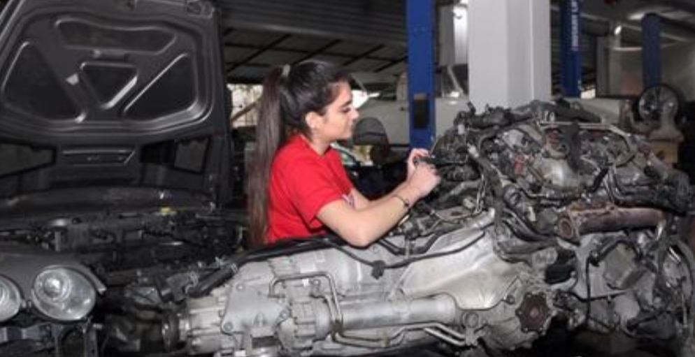 رنا الحايك.. أول لبنانية تعمل في ميكانيكا السيارات