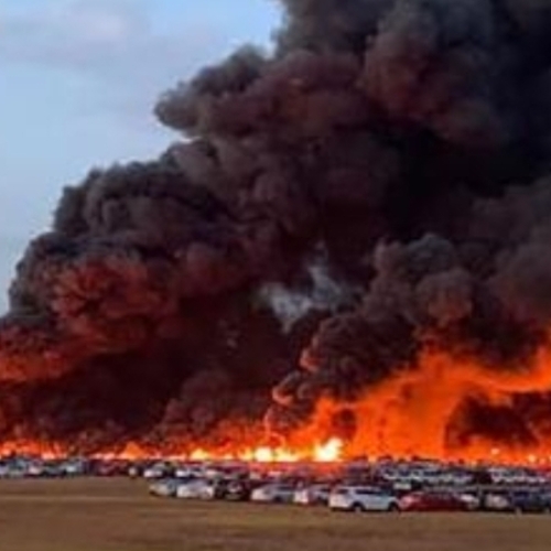 حريق هائل يدمر 3500 سيارة في فلوريدا