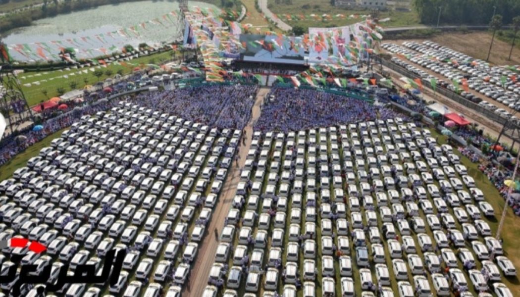 تاجر هندي يقوم بإهداء موظفيه 600 سيارة جديدة