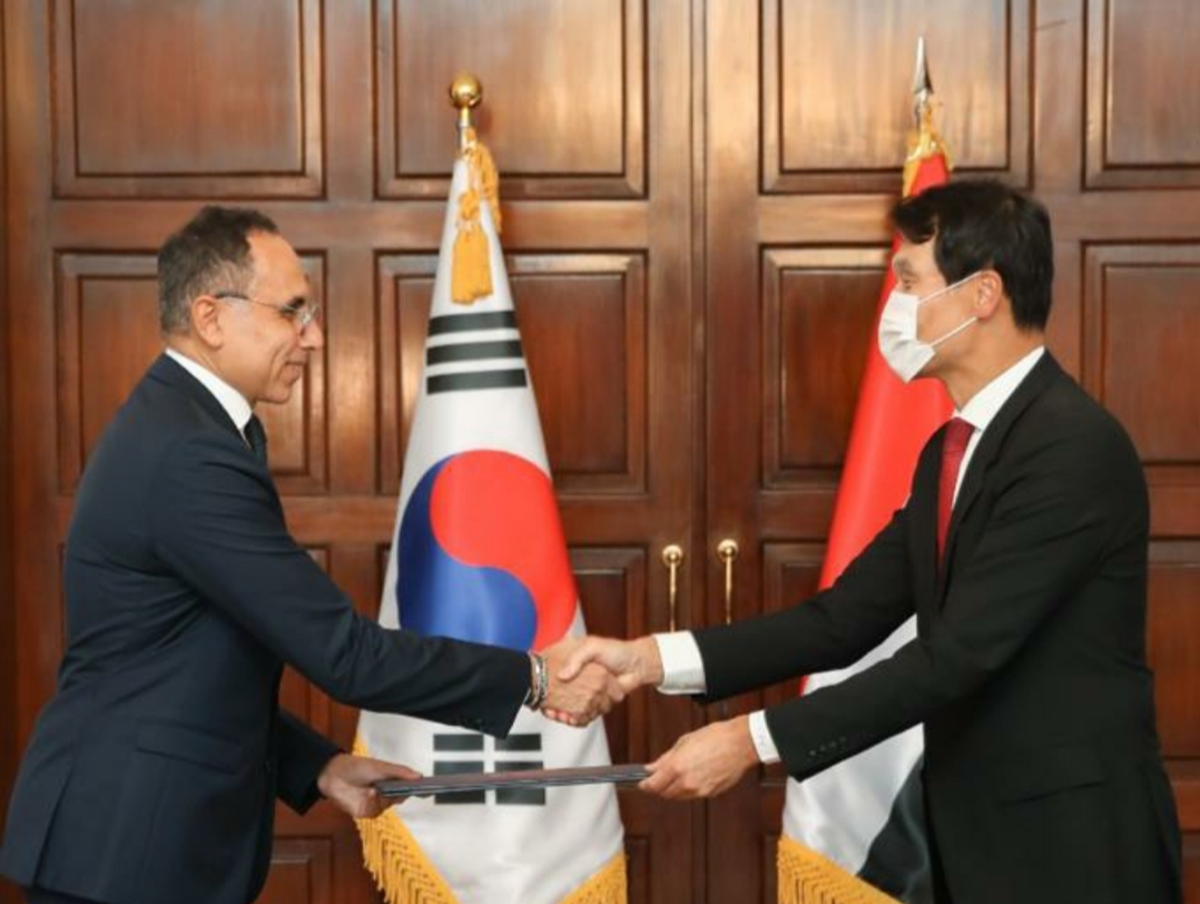 سفير كوريا الجنوبية يمنح وسام استحقاق الخدمة الدبلوماسية للمهندس خالد نصير