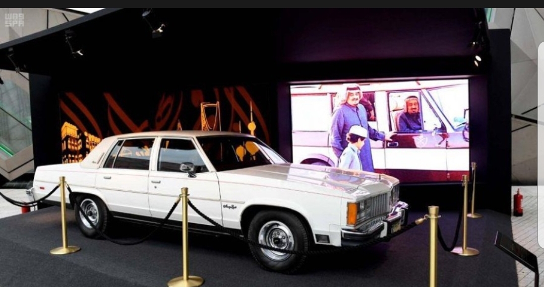 سيارة الملك فهد بن عبد العزيز تلفت المحبين  والمعجبين  بمعرض بالكويت