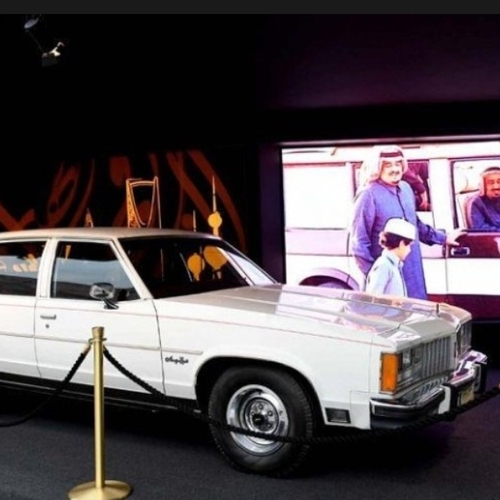 سيارة الملك فهد بن عبد العزيز تلفت المحبين  والمعجبين  بمعرض بالكويت