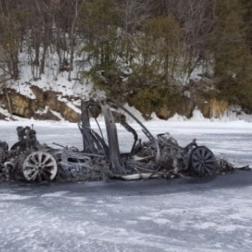 حل لغز حرق سيارة تسلا في بحيرة جليدية.. تفتكر ايه اللغز