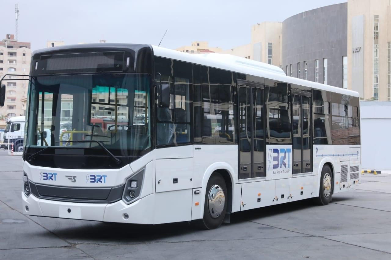 وزير النقل يزور مصنع MCV لتفقد النموذج الأولي لأوتوبيسات BRT