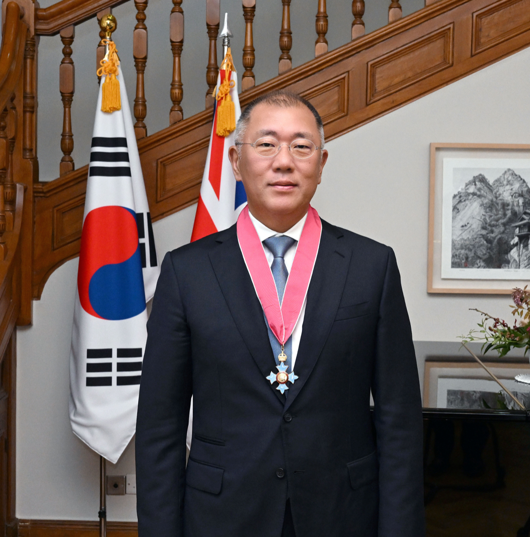 الرئيس التنفيذي لمجموعة هيونداي موتور إيويسون تشونغ يحصل على وسام الإمبراطورية البريطانية برتبة قائد CBE