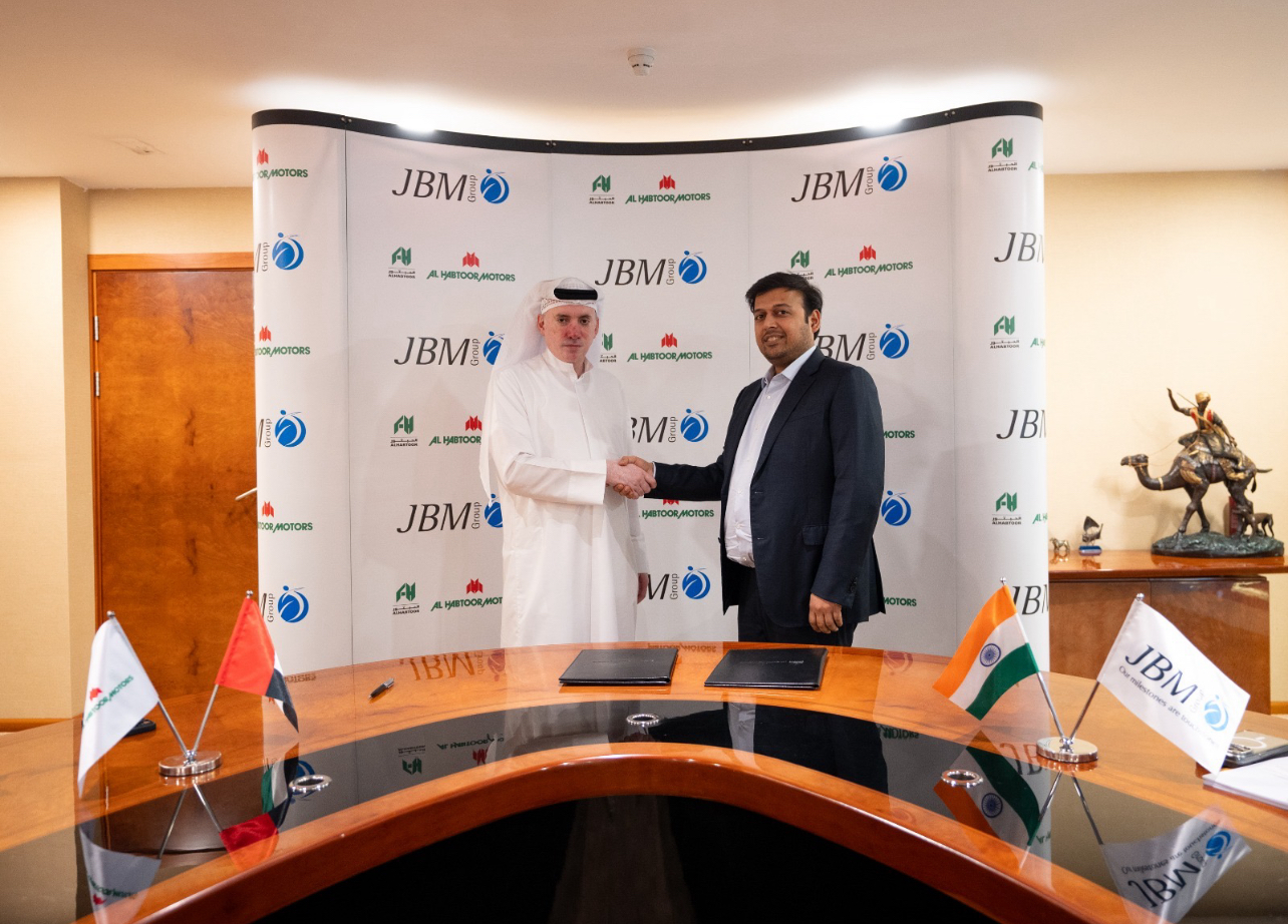 JBM للسيارات الكهربائية والحبتور للسيارات تعقدان شراكة استراتيجية لتعزيز التنقل الكهربائي في دولة الإمارات العربية المتحدة