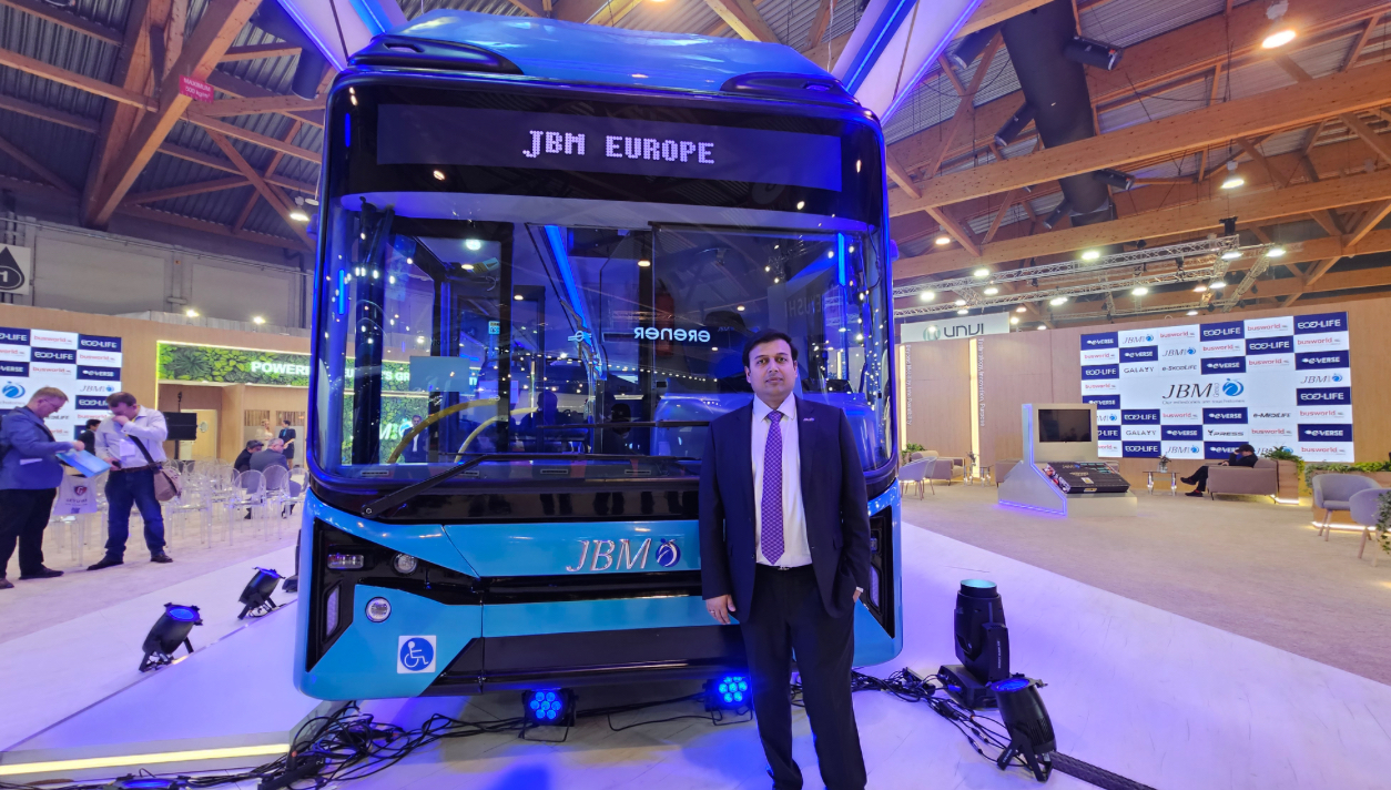 أطلقت شركة JBM للسيارات الكهربائية حافلة المدينة الكهربائية ECOLIFE e12 في معرض Busworld 2025 في بروكسل.